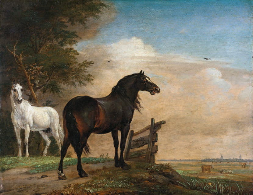 两匹马在大门附近的草地上