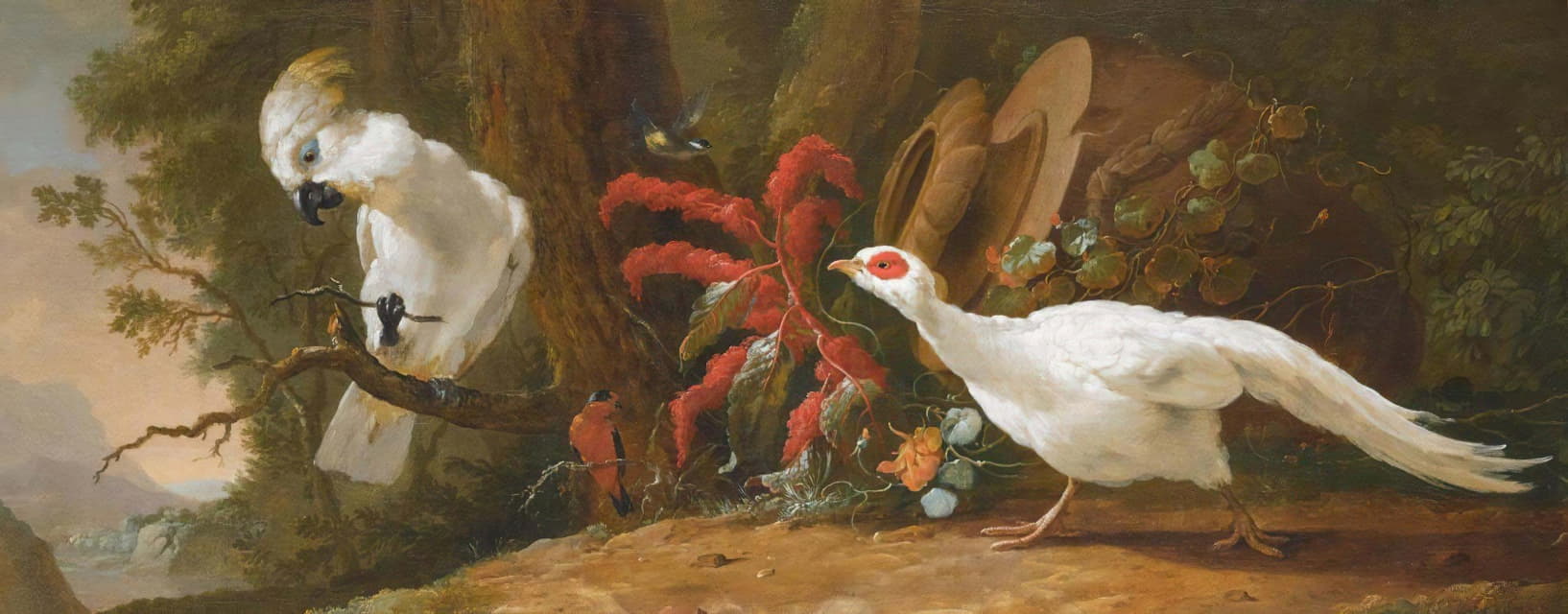 一只硫冠凤头鹦鹉、一只红冠红衣主教和一只白雉，背景是一只倒下的瓮