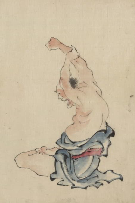 一个赤裸着胸脯，盘腿坐着，双臂举过头顶，伸展或练习瑜伽的男人