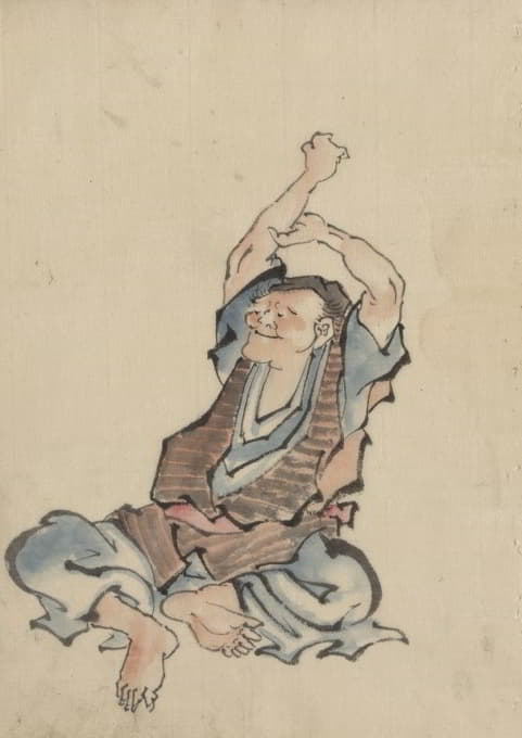 一名男子，面朝左侧，穿着几层衣服，双臂举过头顶坐着练习瑜伽