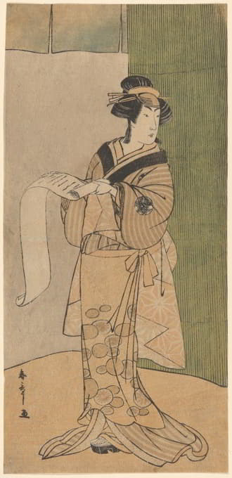 高个子演员，一个女人在竹屏旁读一封信