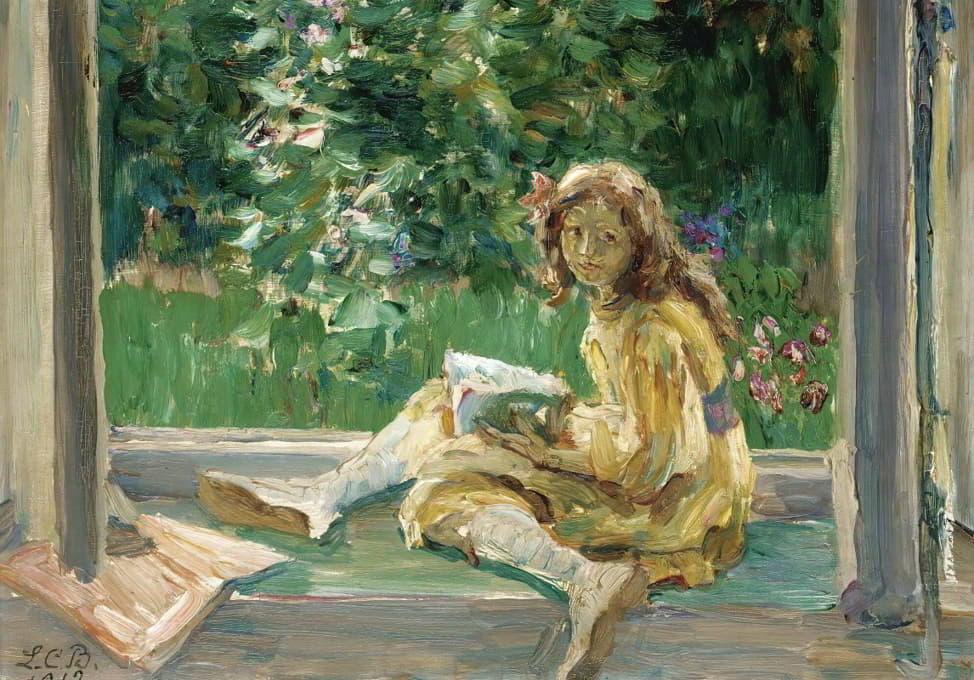 靠窗阅读的年轻女孩