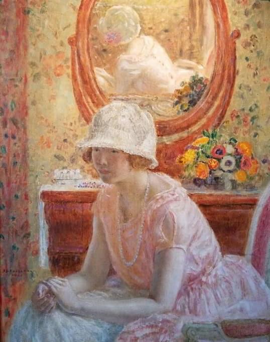 镜子前穿着粉红色连衣裙的年轻女孩