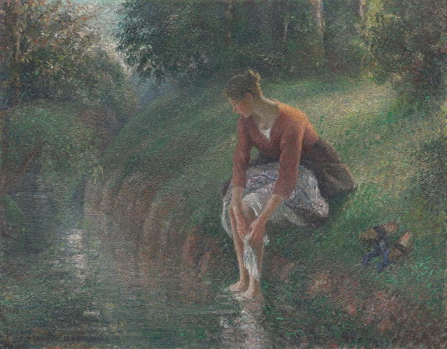 在小溪里洗脚的女人
