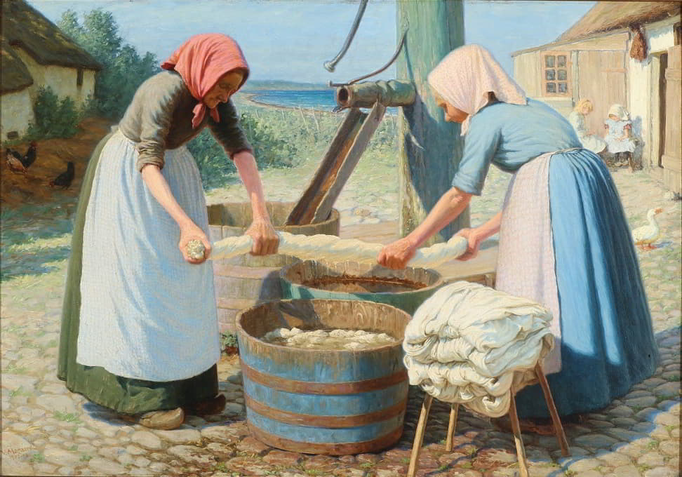 两个农民在院子里洗衣服。