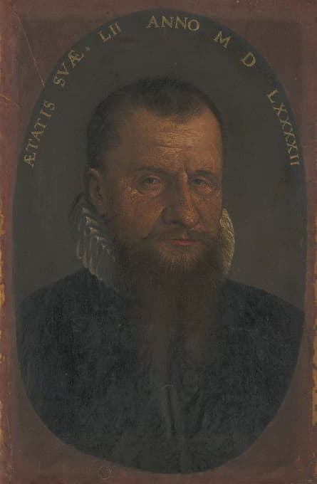 一个留着胡子的男人在椭圆形胸前的形象