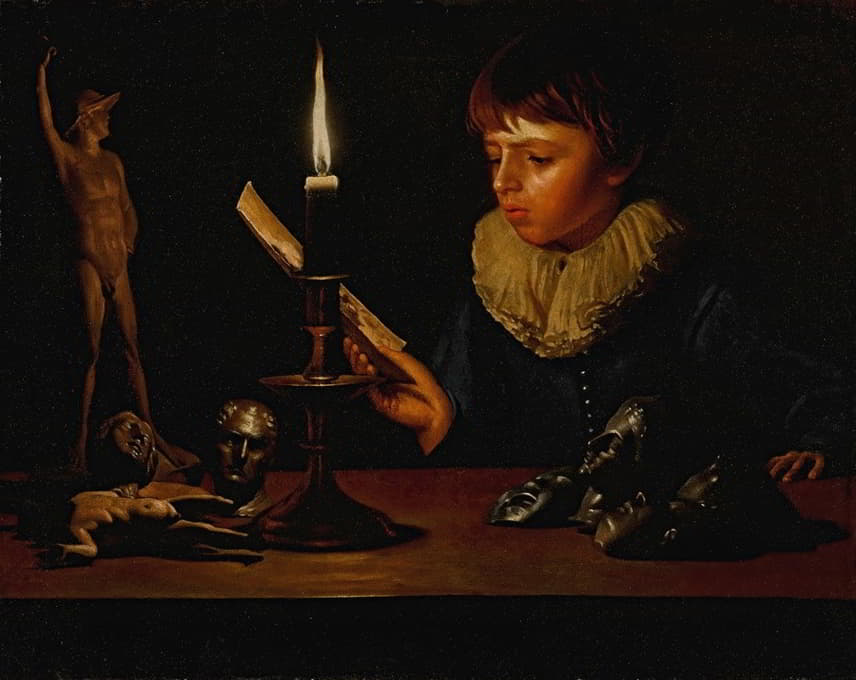 一个男孩坐在桌子后面，手里拿着小雕像，在烛光下看书