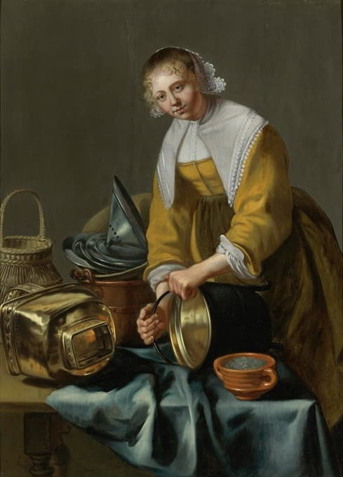 一个厨房女佣站在一张桌子旁，桌上放着铜锅、锡盘子和其他物品