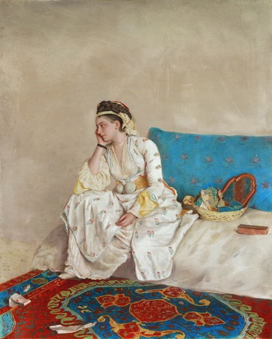 一位身着土耳其服装的女士，坐在沙发上