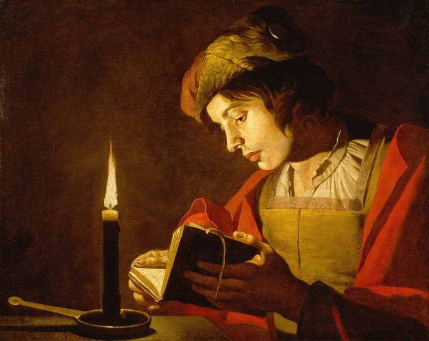 在烛光下读书的年轻人