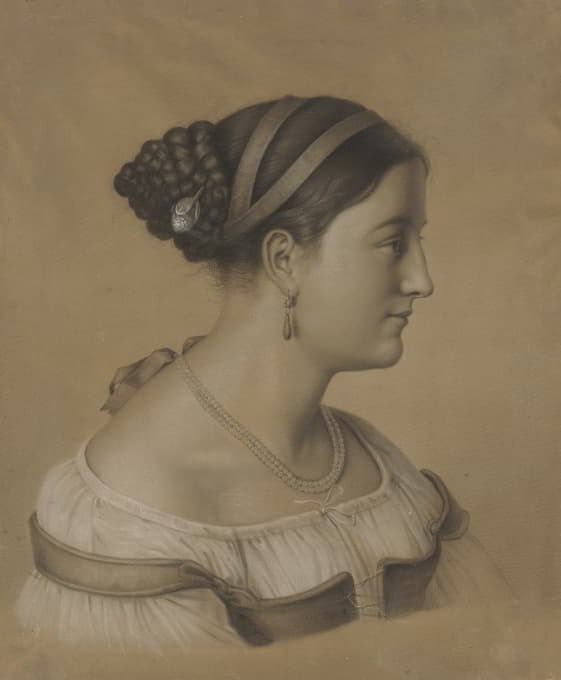 右边是一位年轻的罗马妇女的胸部图像，脖子上挂着珍珠线