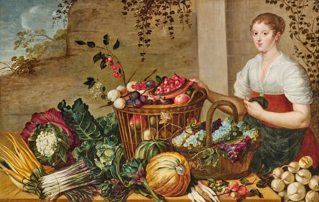 一位年轻女子坐在一张桌子旁边，桌上摆着水果、篮子和蔬菜