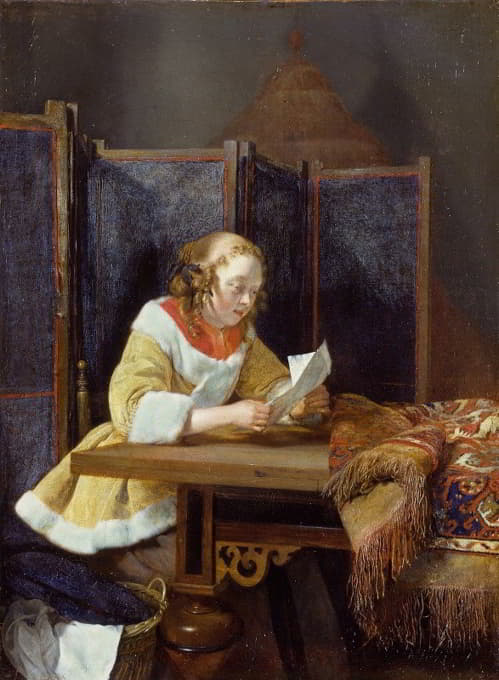 一位女士正在读一封信
