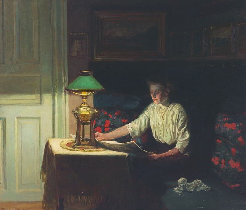 室内有妇女在灯罩下阅读报纸 1914年