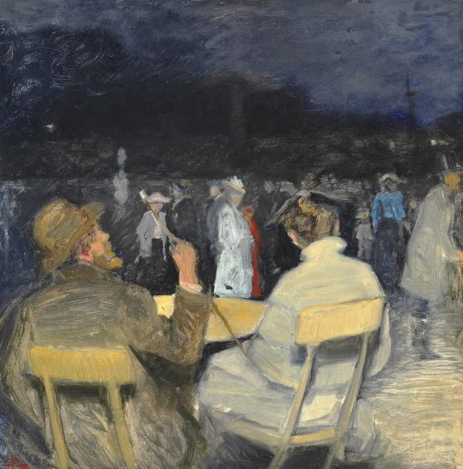 晚上在巴黎的一个公园里。在前景中，一对夫妇坐着看着他们前面的人群。