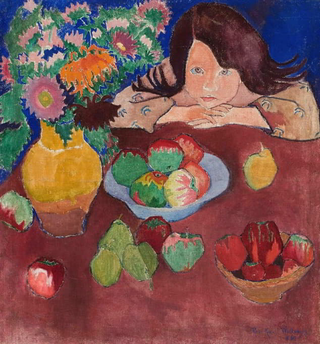 小女孩在一张桌子旁吃水果
