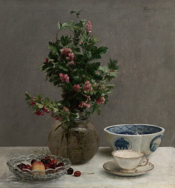 山楂花瓶、樱桃碗、日本碗、茶杯和茶托的静物画