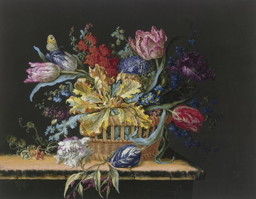 一张桌子上放着郁金香、列夫科扬、骑士色情和其他花卉的花篮