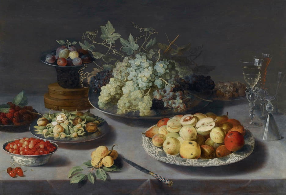 葡萄和其他水果的静物画，一把刀，威尼斯酒杯和其他物品放在一张悬垂的桌子上
