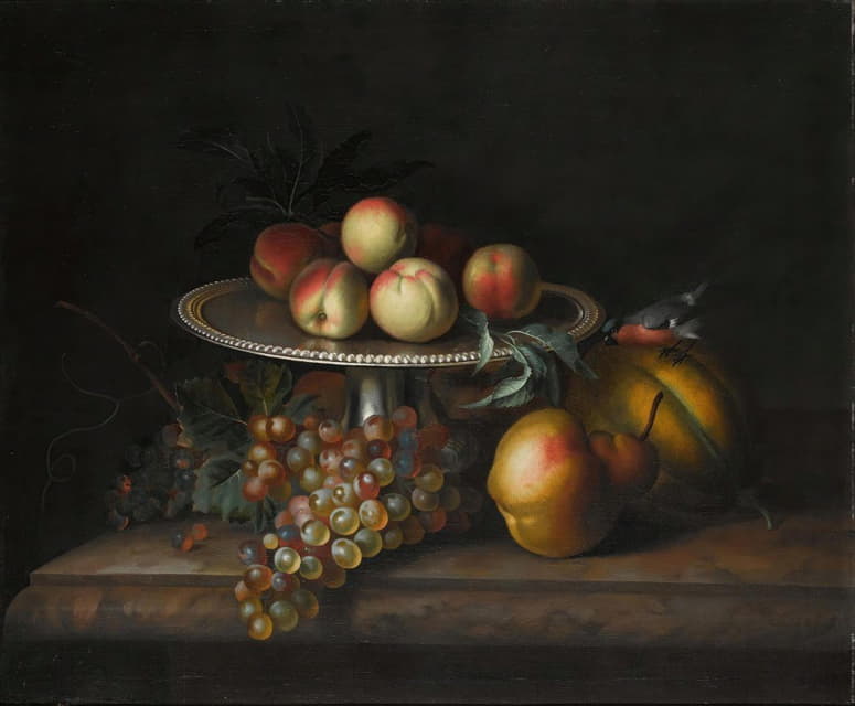 银色塔萨上的桃子和葡萄，一个梨，一个瓜和大理石壁架上的一只鸟