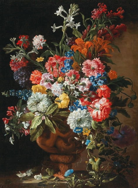 石阶上装饰性的陶土花瓶中有康乃馨、百合花、奈杰拉和其他花卉