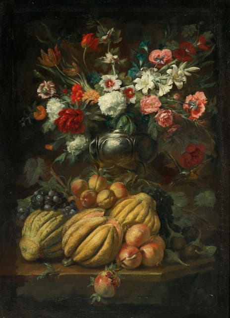 花瓶里的花和桌子上的水果