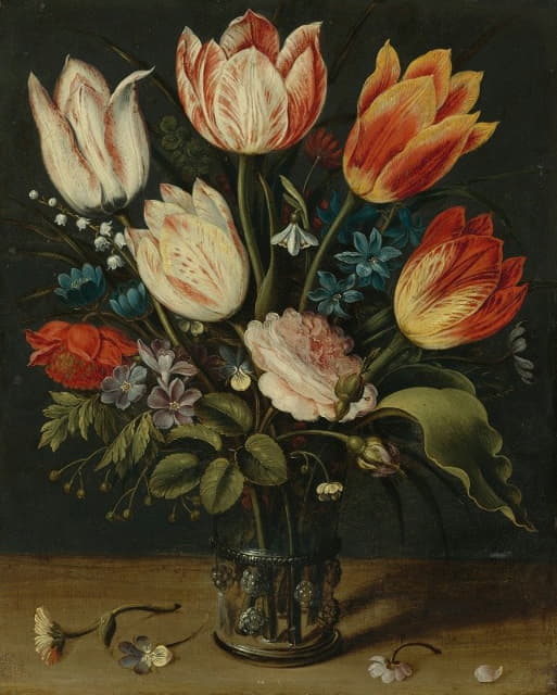 玻璃花瓶中郁金香和其他花卉的静物画