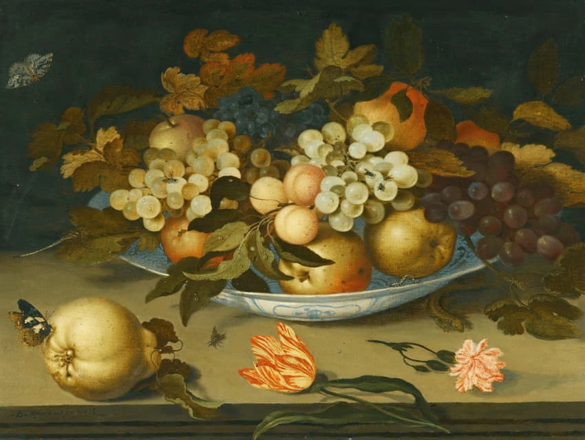 一个装有水果的代尔夫特碗的静物画，在一个有花、昆虫和蜥蜴的窗台上