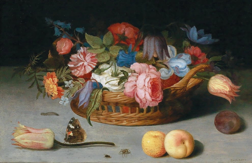 柳条篮中的玫瑰、郁金香、鸢尾和其他花朵，窗台上有水果和昆虫