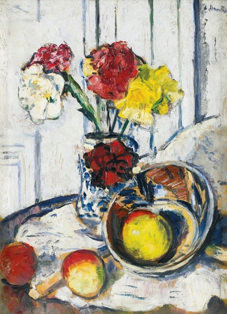 蓝色花瓶里苹果和花的静物画