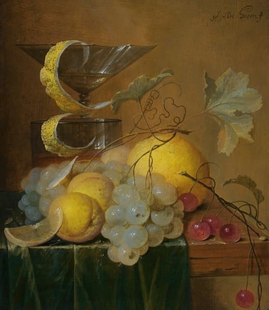 静物画，在一张半挂的木桌角上放着一个酒杯、柠檬皮、桃子、葡萄和樱桃