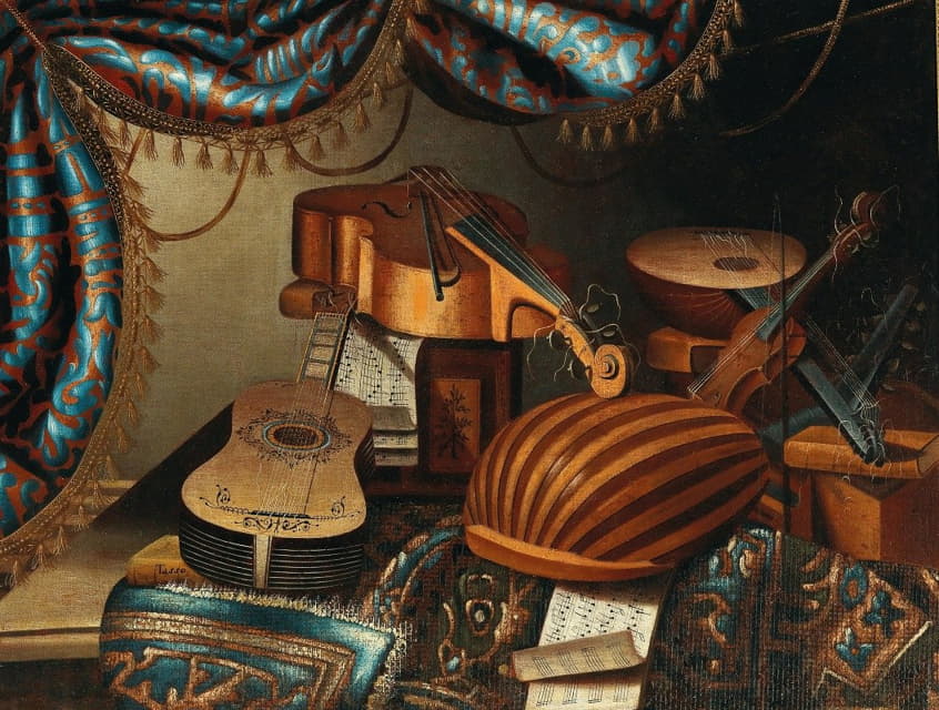 铺着地毯的桌子上的乐器、乐谱和书籍