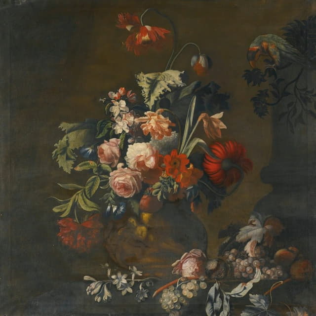 雕刻花瓶中的玫瑰、杂色郁金香、牡丹和其他花卉的静物画，还有葡萄和金刚鹦鹉