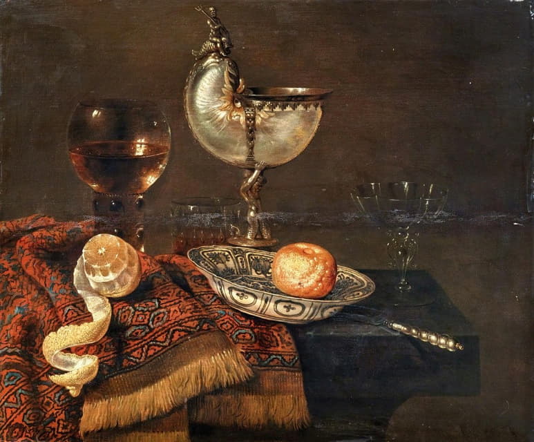一个瓷碗里的克莱门汀，一个鹦鹉螺杯，一个罗默，两个玻璃杯，一把刀，一个剥了皮的柠檬放在桌子上的装饰地毯上