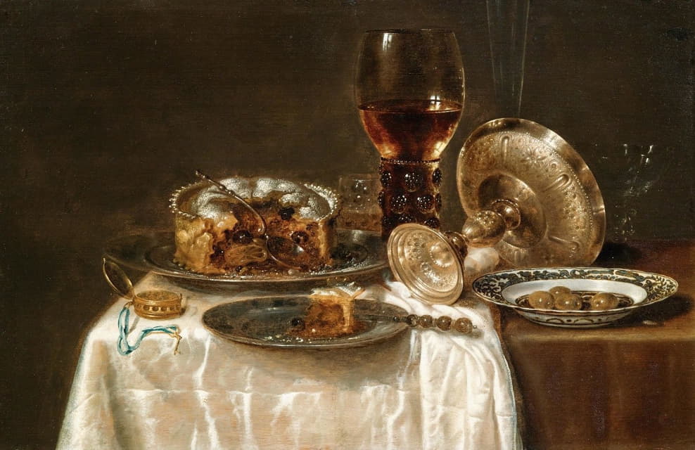 青花瓷碗里的橄榄、罗默酒、酒杯、翻倒的银塔萨和肉馅饼