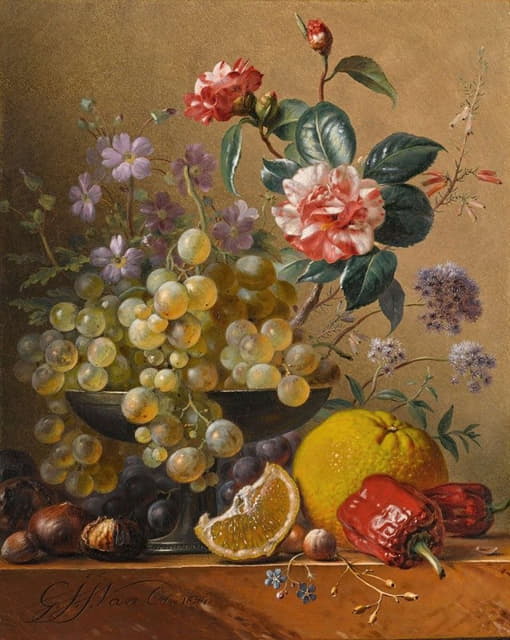 在大理石壁架上摆放着茶花喷雾、玉米花和银碗里的葡萄、坚果、橘子和红辣椒的静物画