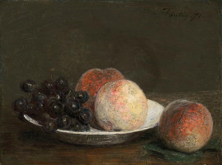 瓷碗里的桃子和葡萄