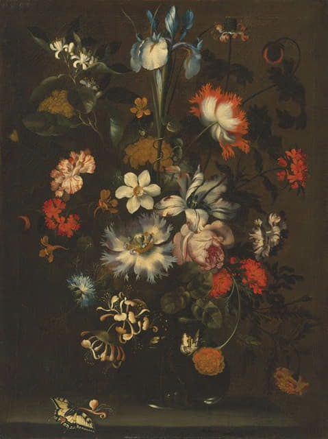 一朵鸢尾花、康乃馨、玫瑰和其他花放在一个玻璃花瓶里，花瓶上有蝴蝶