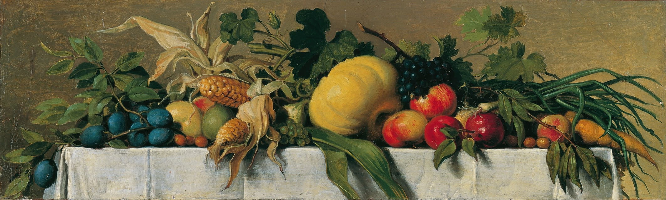 白色桌布上点缀着水果和蔬菜的静物画