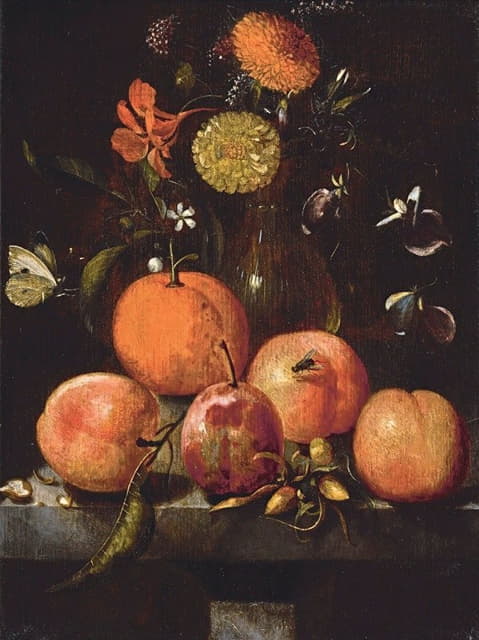 李子、桔子、卷心菜、白蝴蝶和花在石头壁架上的玻璃花瓶里的静物画