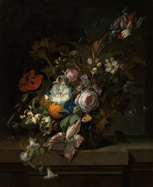 郁金香、玫瑰、金银花、苹果花、罂粟花和其他花朵放在一个玻璃花瓶里，一只蝴蝶放在大理石窗台上