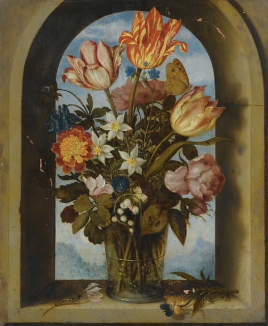郁金香、苔藓玫瑰、铃兰和其他花卉的静物画，放在一个玻璃烧杯里，放在一个拱形的石头窗户上，