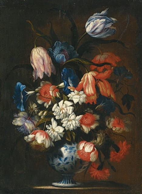 在青花瓷花瓶里放着郁金香、康乃馨和其他花朵的静物画