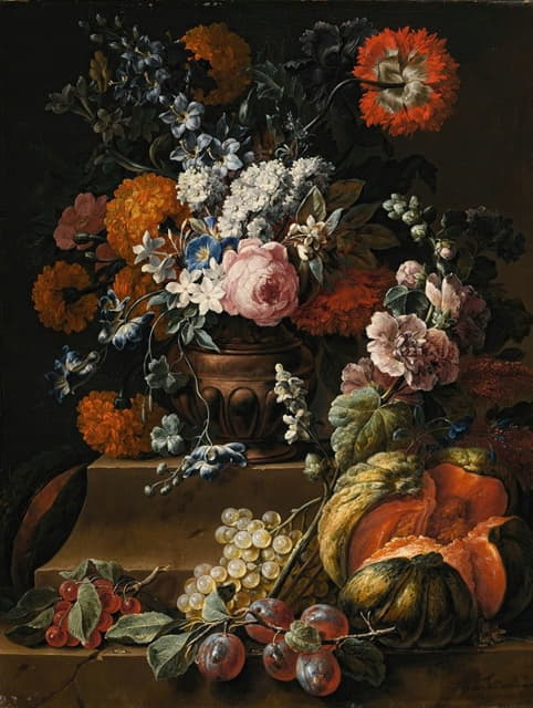 底座上的花瓶里有蜀葵、康乃馨和各种各样的花，窗台上有甜瓜、樱桃、葡萄和李子