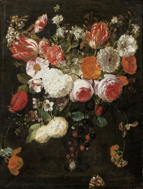 花瓶里放着玫瑰、郁金香和其他花卉，还有黑莓和飞蛾的静物画