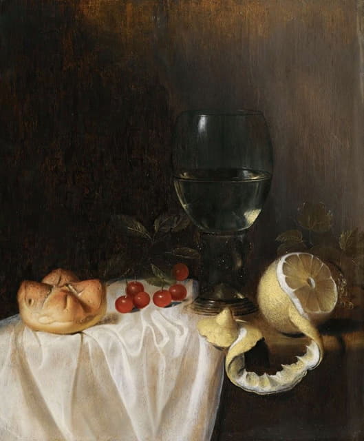在一张半掩的桌子上，摆着一个罗默、一个去皮的柠檬、樱桃和一个面包卷的静物画
