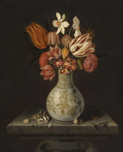 静物画，郁金香、番红花、报春花和其他花卉放在一个有贝壳的石头底座上的花瓶里