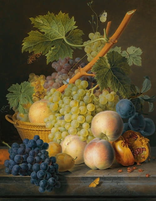 一个篮子里有葡萄和桃子的静物画，一个敞开的石榴，李子，黑葡萄和更多的桃子，都放在大理石壁架上
