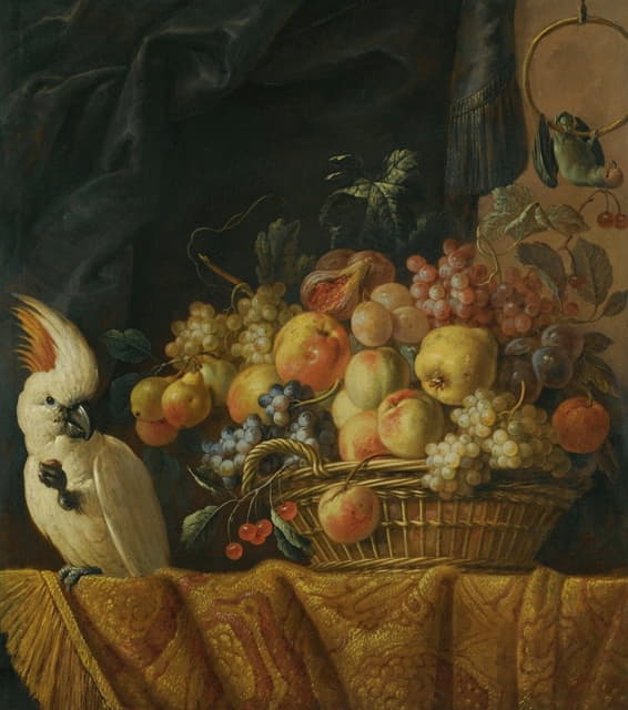 无花果、葡萄、苹果和其他水果与鹦鹉一起摆在桌子上的静物