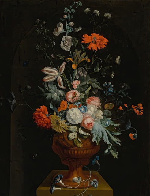 石龛前陶土花瓶中的花卉静物画